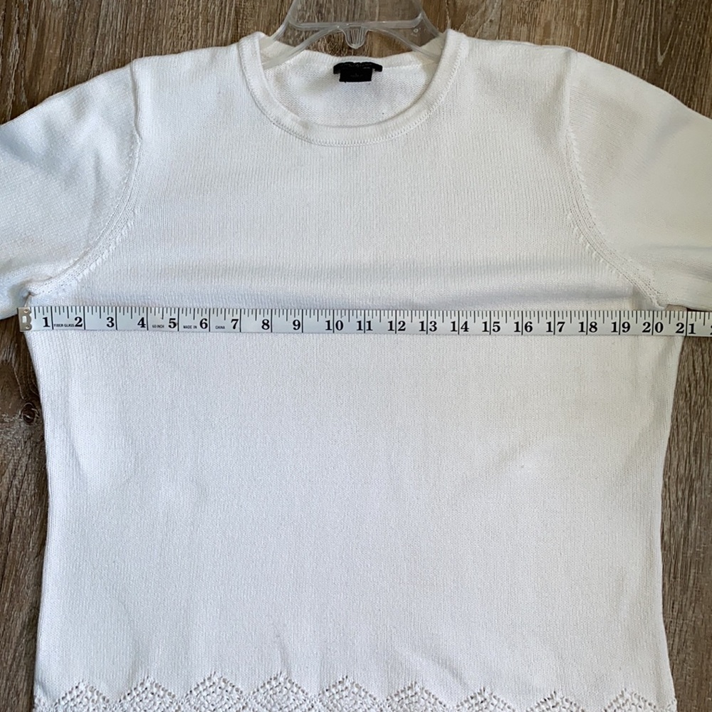 Ann Taylor short sleeved sweater w/ design crocheted on sleeves and bottom. L - Picture 4 of 5